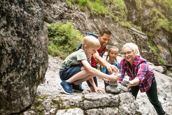 Griesbachklamm - Familie beim Spielen