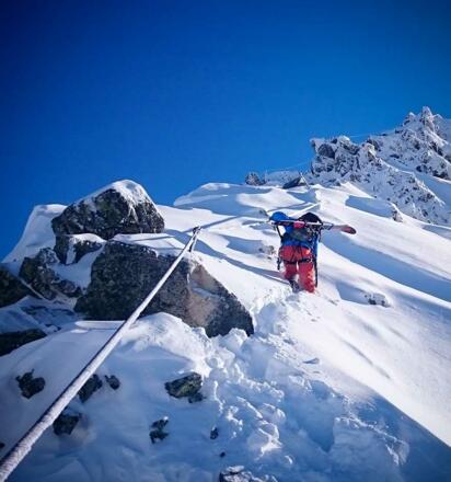 Mit Skiern auf dem Rücken und in Skischuhen ist das Projekt „Arlberger Winterklettersteig“ ein anderes Unterfangen als im Sommer.