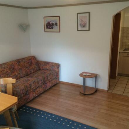 Ausklappbare_Couch_im_Wohnzimmer