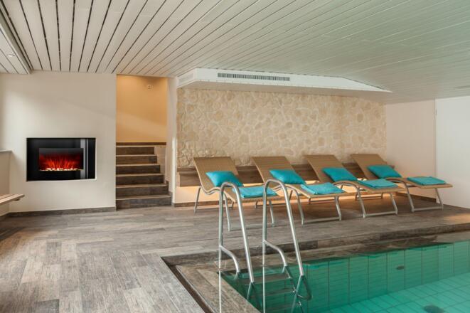 Schwimmbad mit Kamin