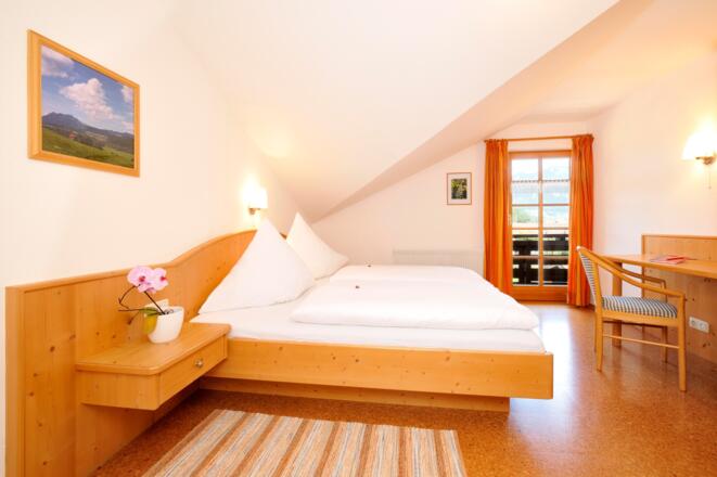 Trettach F**** (DTV), Schlafzimmer mit Balkon