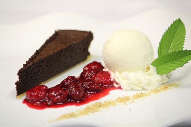 Schokoladentarte mit Vanilleeis