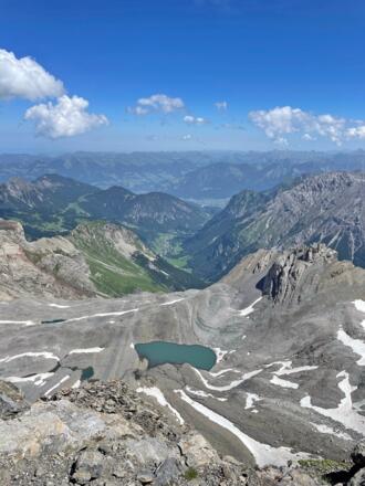 Gipfel-Ausblick Richtung Brandnertal, Bludenz und Walgau