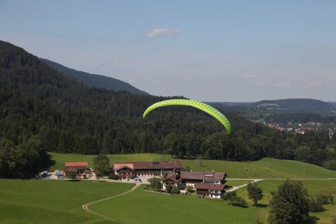 Ausblick mit Gleitschirm Gästehaus Kleinbuch