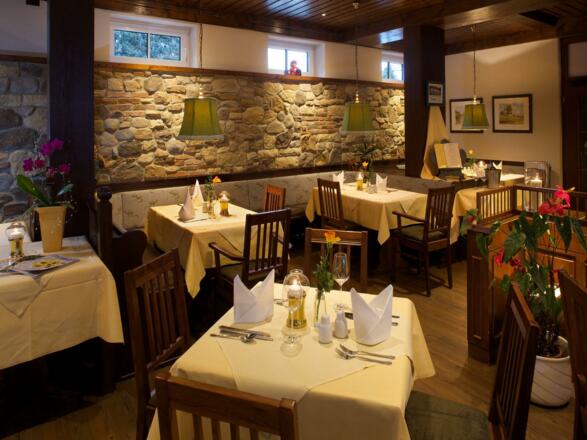 Restaurant mit gedeckten Tischen