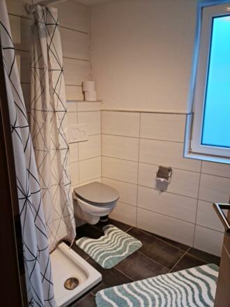 Badezimmer mit Dusche und WC