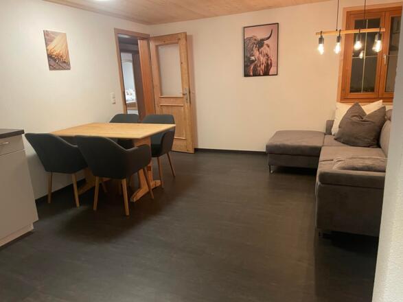 Wohn-Esszimmer mit komfortabler Couch