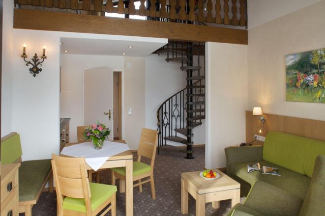 Wohnbereich einer zweistöckigen Suite