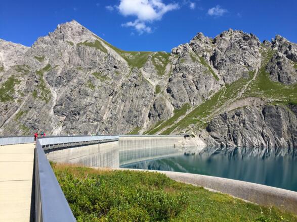 Über die Staumauer geht es zum ersten kurzen Anstieg