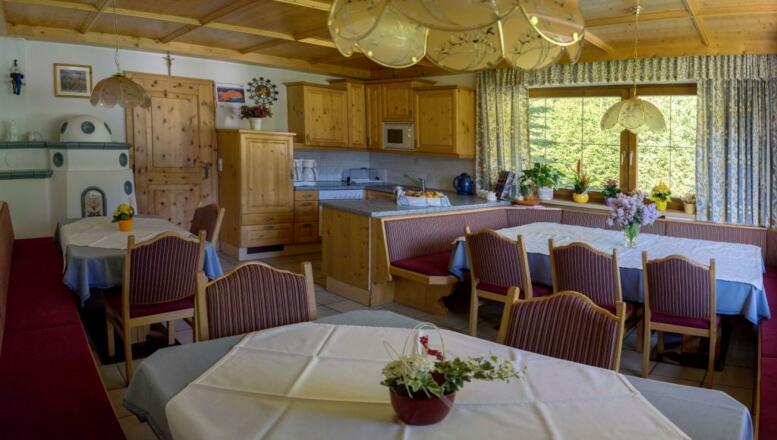 Joggls Stube mit Küche und Kachelofen