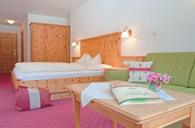 Komfortable Zimmer mit heimischen Hölzern