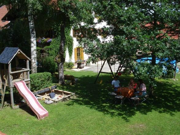 Kinder spielen/Eltern relaxen