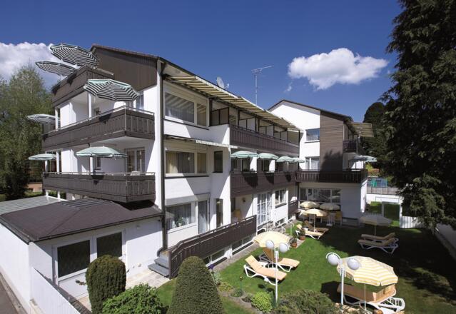 Gartenansicht mit sonniger Liegewiese 2