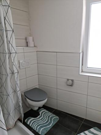 Badezimmer mit Dusche und WC