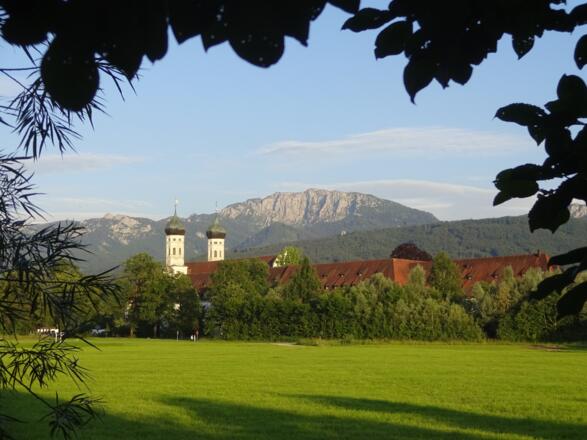 Kloster Benediktbeuern mit Benediktenwand