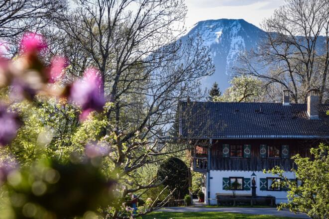 Blick auf den Dorfplatz mit Wallberg im Hintergrund
