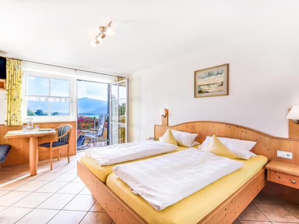 FRAUENSCHUH Schlafzimmer mit Sitzecke und Balkon