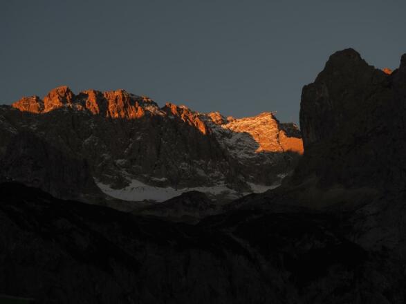 Verheißungsvolle Morgenstimmung: Blick von der "Hölle" hinauf zum Zugspitzgipfel