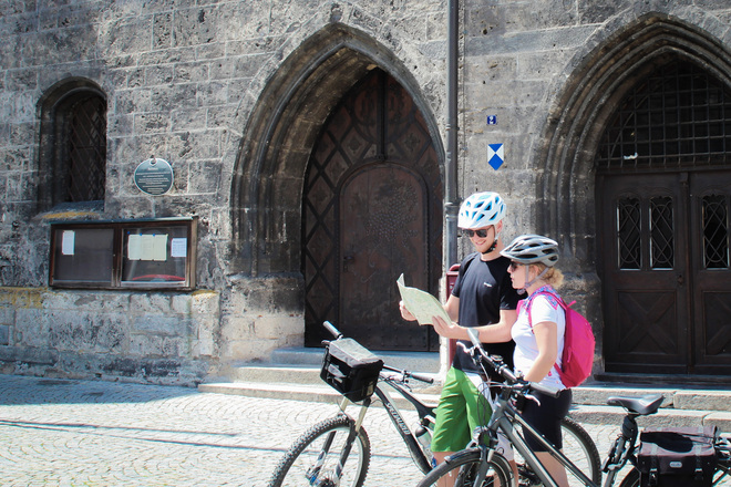 Radfahrer vor dem Rathaus in Wasserburg