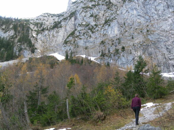 Einstieg in den Steftensteig links der Wand