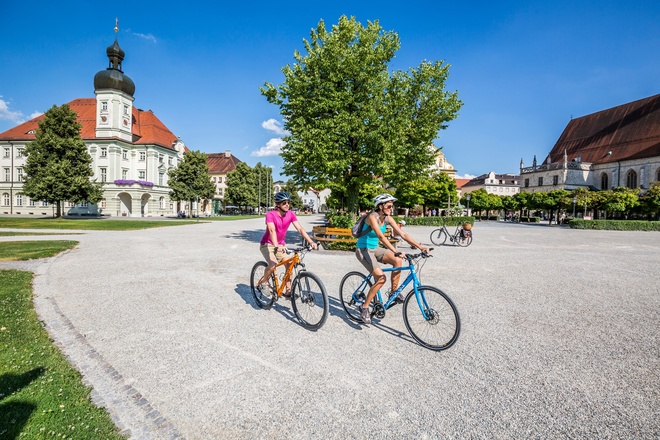Radfahrer auf dem Kapellplatz in Altötting