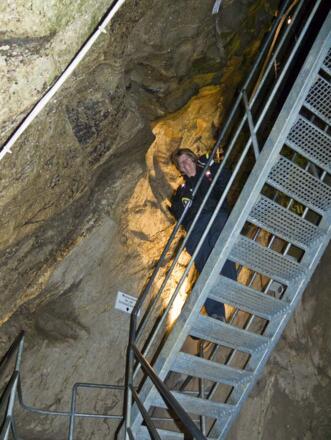 Steile Treppen in der Höhle verlangen etwas Trittsicherheit.