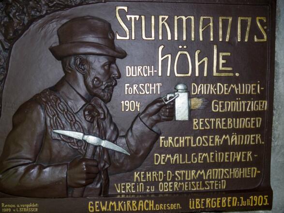 Gedenktafel an die mutigen Männer, die die Höhle erschlossen haben