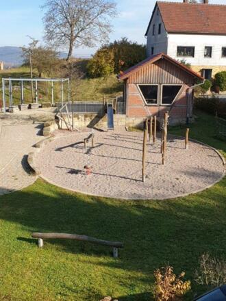 Dorfplatz Kemmaten mit Informationspavillon