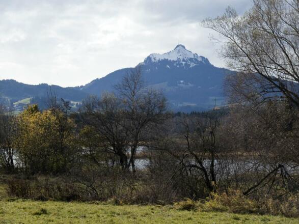 Der Grünten überragt den herbstlichen Grüntensee.