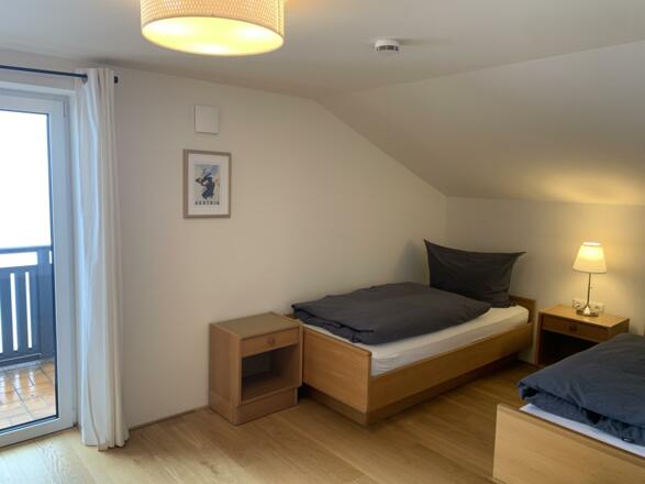 Schlafzimmer mit Einzelbetten Blick auf  Balkon
