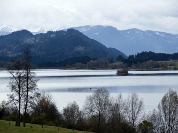 Hinter dem Rottachsee erheben sich die Allgäuer Alpen.