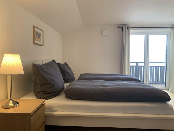 Schlafzimmer mit Blick auf Balkon