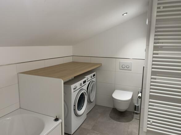 Waschmaschine und Trockner im Badezimmer