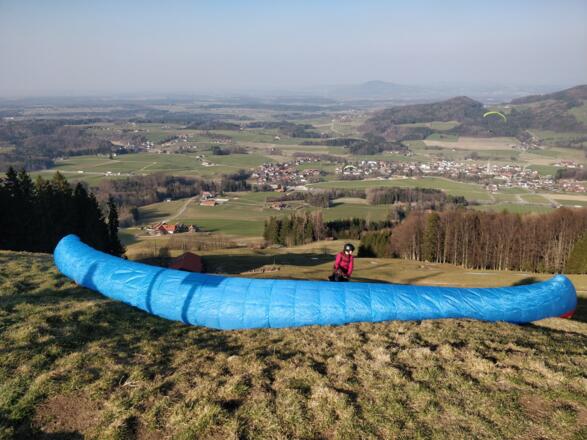 Gleitschirmfliegerin an der Fürmannalm