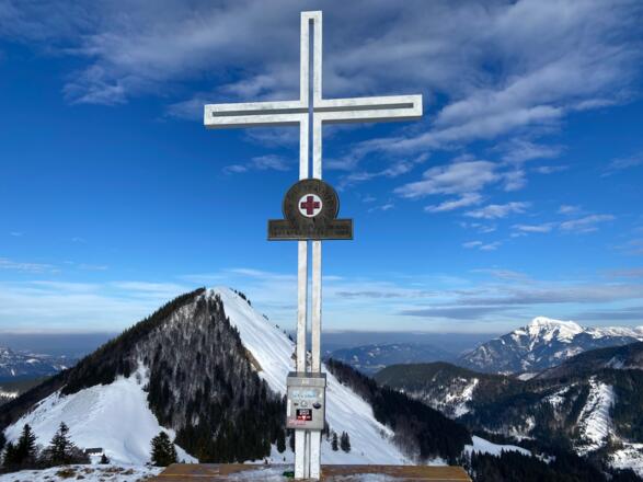 Gipfel Loibersbacher Höhe, mit Faistenauer Schafberg im Hintergrund.