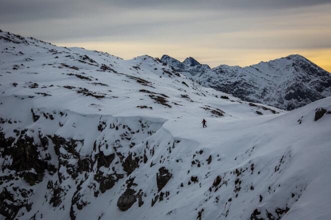 Vor beeindruckender Bergkulisse mit Tourenski auf den Hahnleskopf