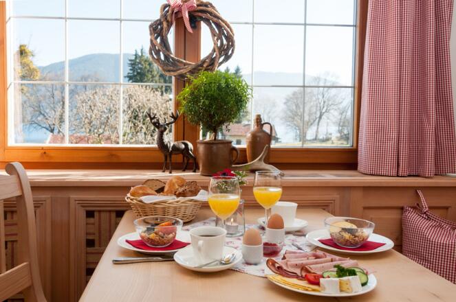 Gemütliches Frühstück mit Seeblick