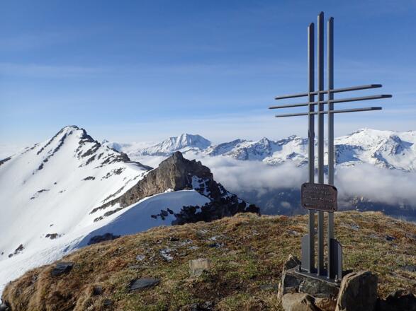 Links vom Kreuz: Weißeneck