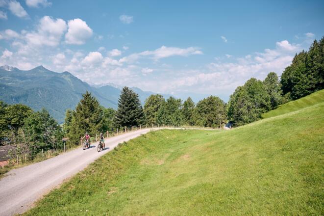 Auf der Schotterstraße geht es ab Laz bergwärts Richtung Muttersberg