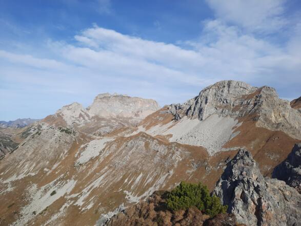 Gipfelausblick Richtung Rote Wand (links) und Formaletsch (rechts)