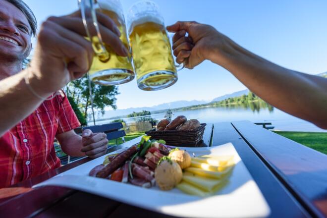 Einkehr im Biergarten direkt am See
