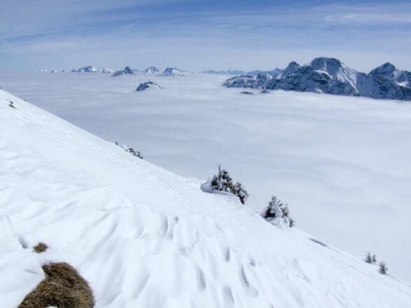 Der Gipfelwind hat an der Schneedecke genagt.