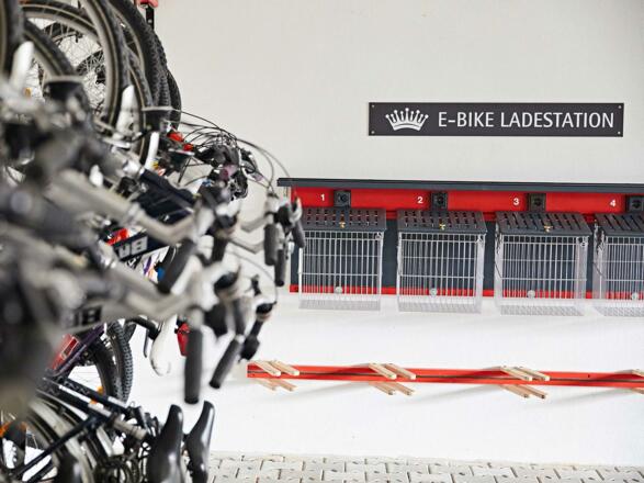 1_bikestation_outdoor-hotel_krone_stein