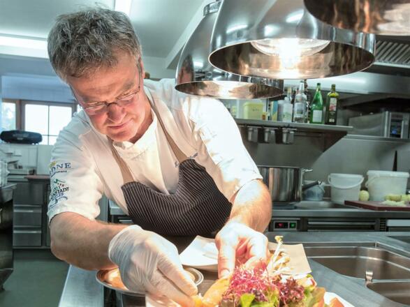 chef_kochen_krone_stein