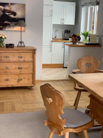 Wohn-Esszimmer offene kleine Küche