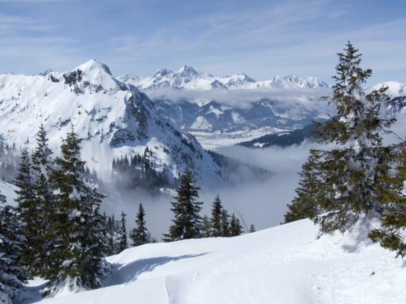 Grandiose Gipfelaussicht mit dem Seichenkopf (links).