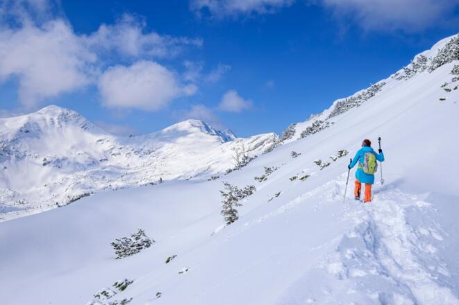 Der Blick geht hinüber zum Krottenkopf und zur Weilheimer Hütte.