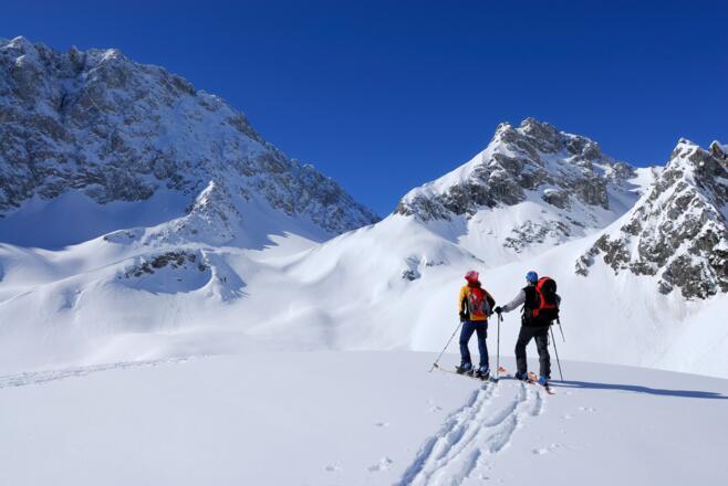 Der Blick aus dem Kar auf die Griesspitze und den Hinteren Tajakopf. Das Tajatörl ist noch nicht einsehbar.