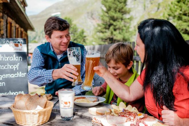Biergarten unter Zirben am Hohenzollernhaus