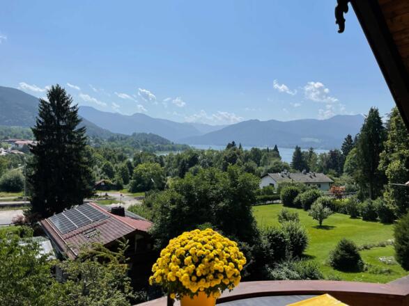 Südbalkon mit Blick auf See und Tal